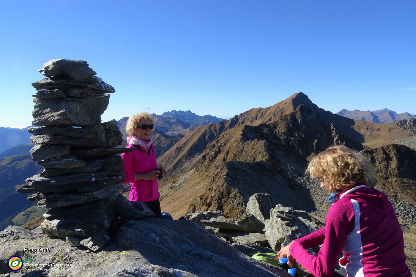 69 In vetta al Monte Tartano con vista verso il Fioraro.JPG -                                
